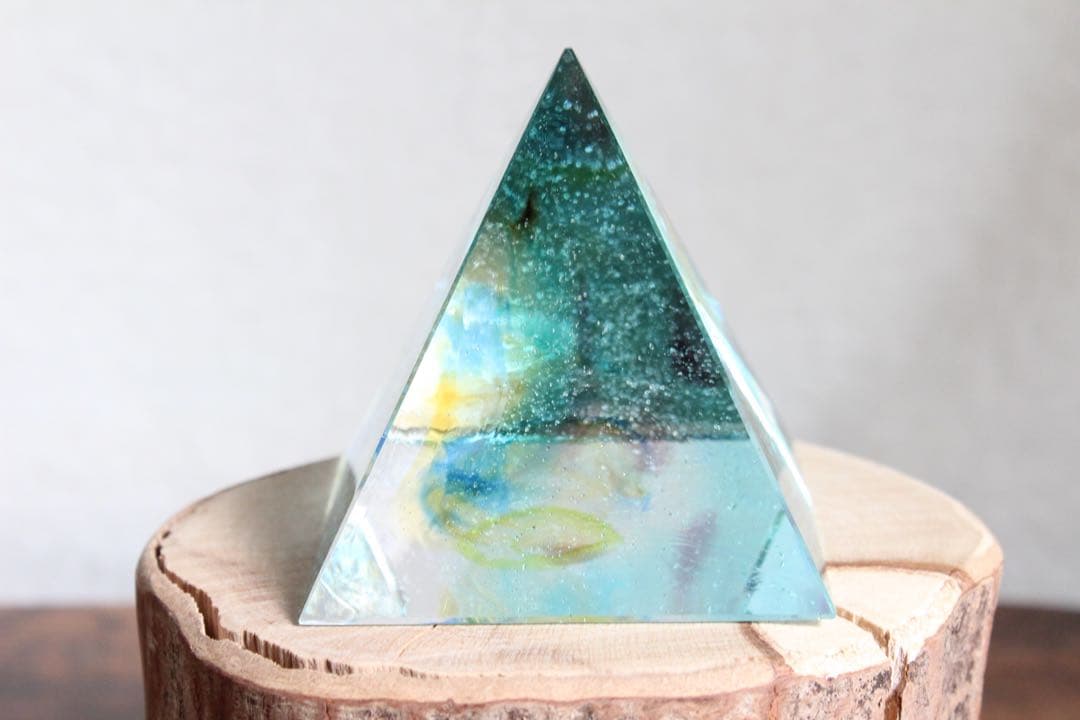 シエラネバダ産アンダラクリスタル　ピラミッド　マルチカラー　ブルー系