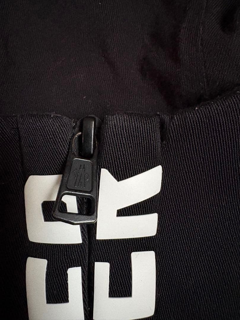 モンクレール　フロントロゴパーカー　ブラック