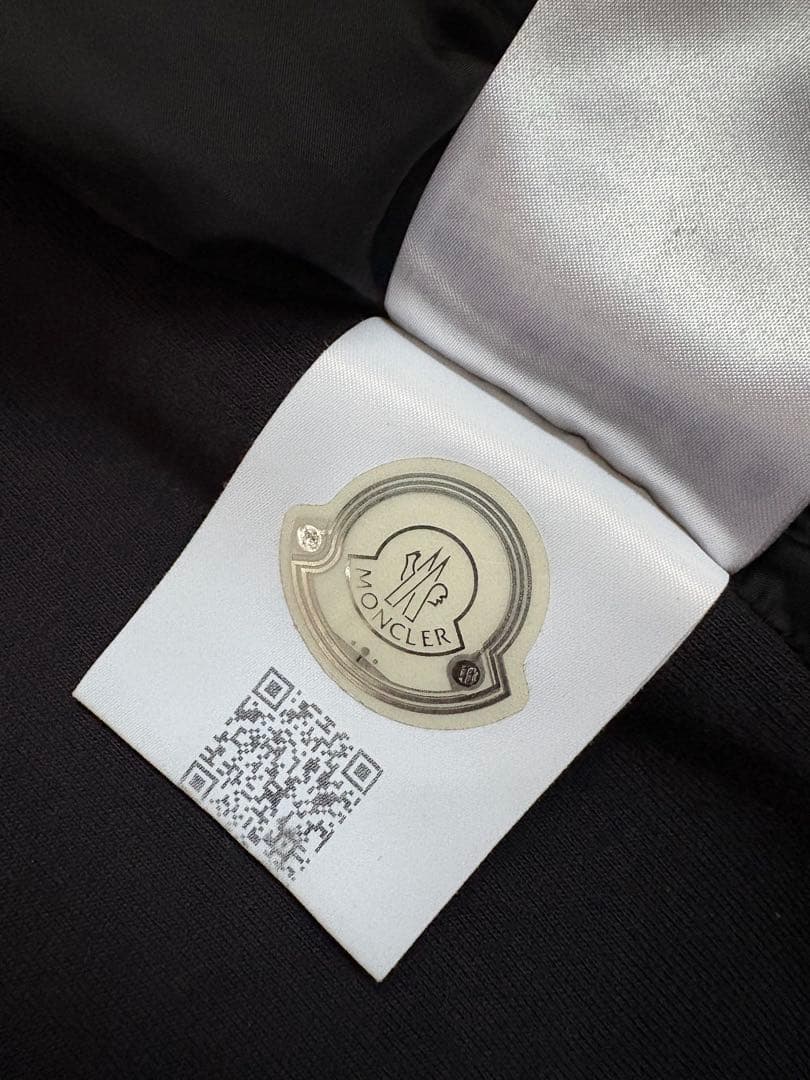 モンクレール　フロントロゴパーカー　ブラック