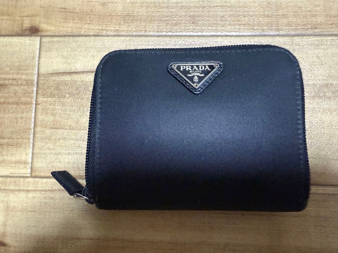 今がチャンス激安商品多数出品中♬  PRADA ブラック 二つ折り財布