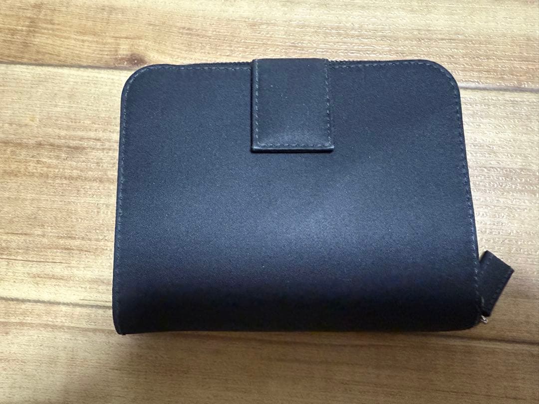 今がチャンス激安商品多数出品中♬  PRADA ブラック 二つ折り財布