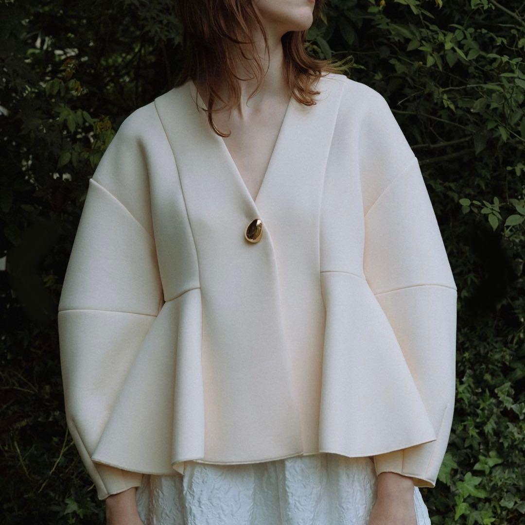 【洗える】エッグブローチ付きペプラムカーディガン