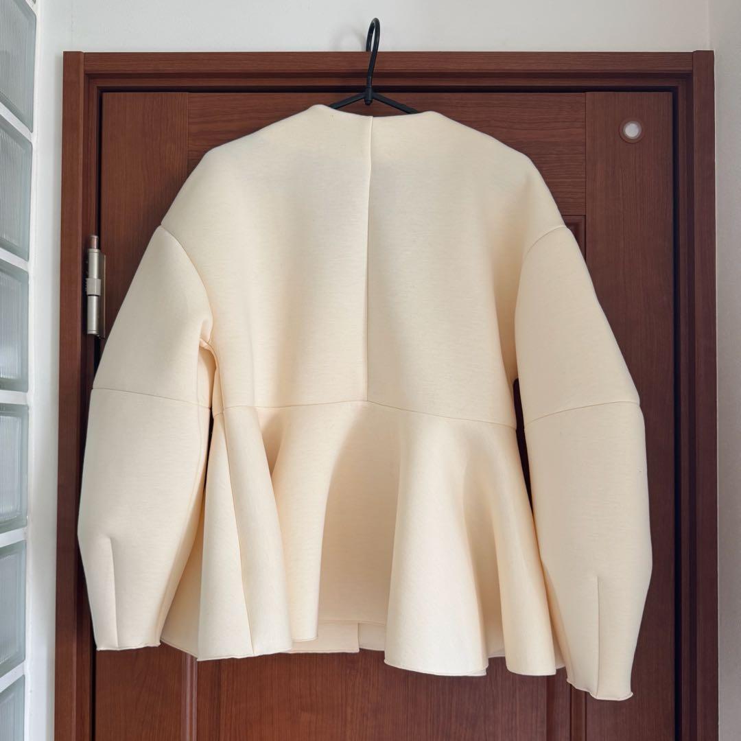 【洗える】エッグブローチ付きペプラムカーディガン