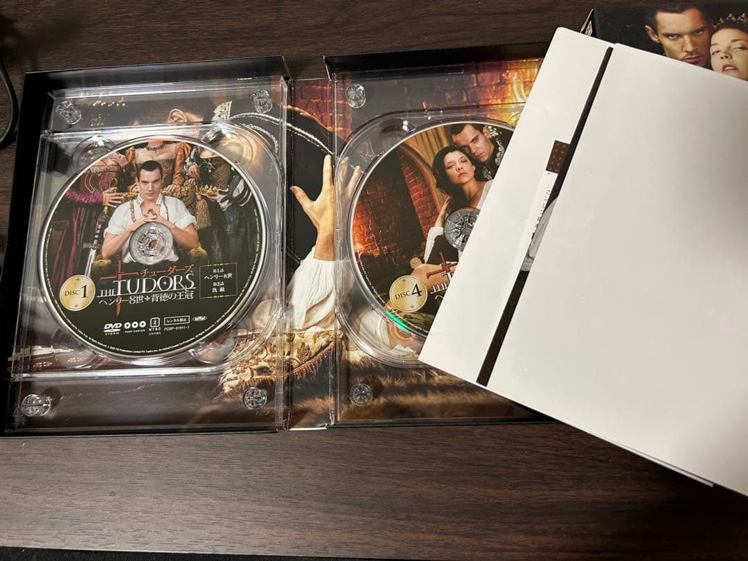 チューダーズ ヘンリー8世 背徳の王冠 DVD-BOXⅠ〜Ⅳ〈5枚組〉