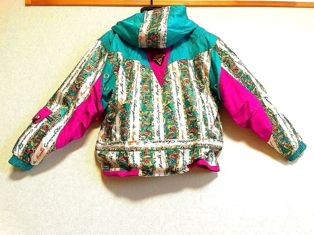 ホワイトゲレンデに映える鮮やかなグリーンのスキーウェア