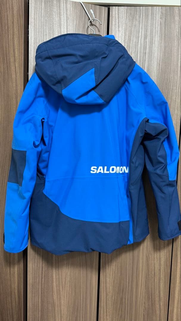 今シーズンモデル　オンヨネスキーウェア 上下　サロモンプリント入り