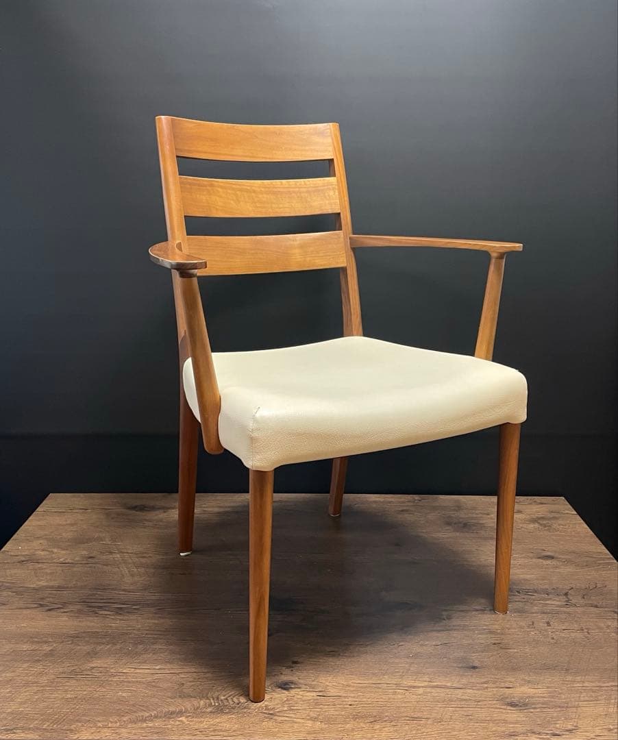 karimoku カリモク家具　ダイニングチェア CT61モデル 肘付き