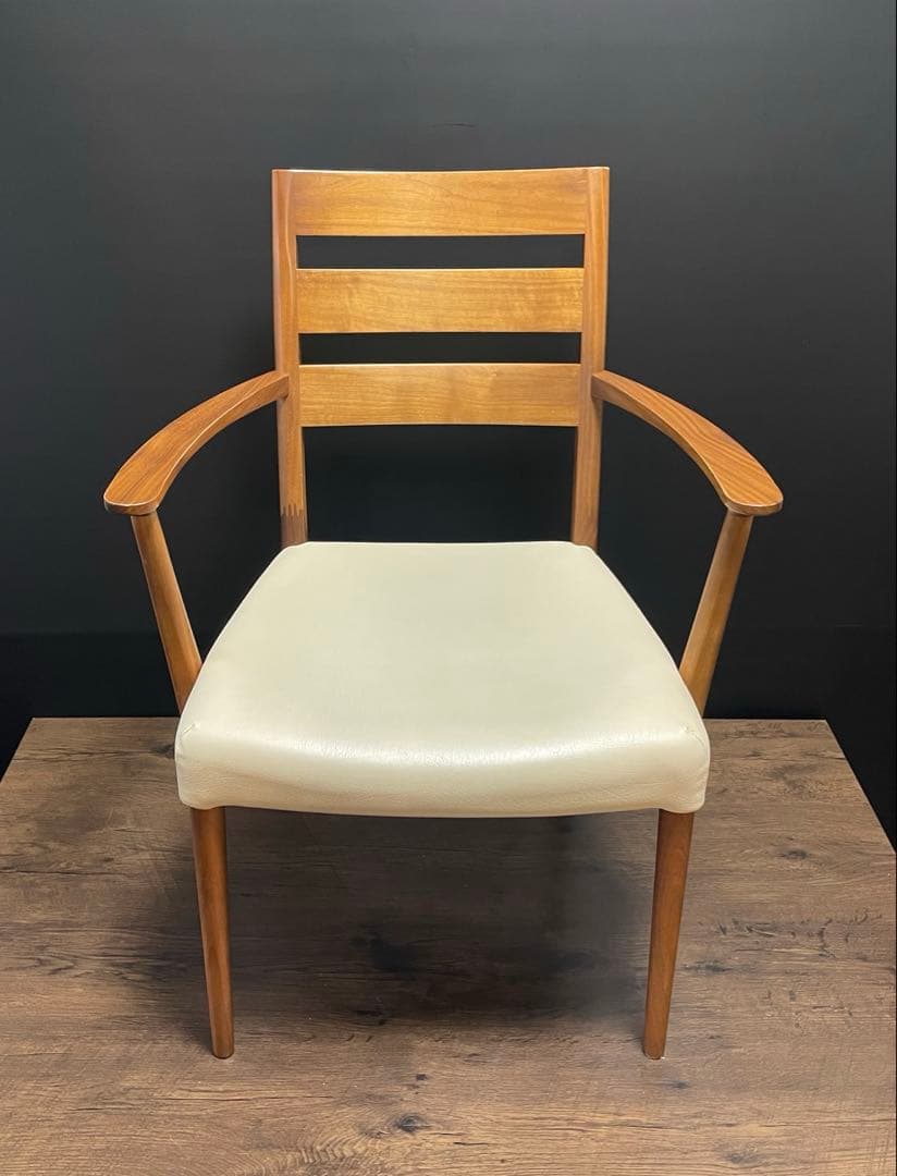 karimoku カリモク家具　ダイニングチェア CT61モデル 肘付き