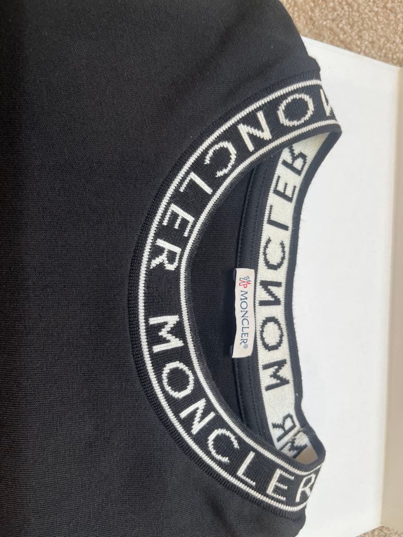 着用4回　モンクレール レタリングロゴ ネック 首ロゴ ワッペン Tシャツ