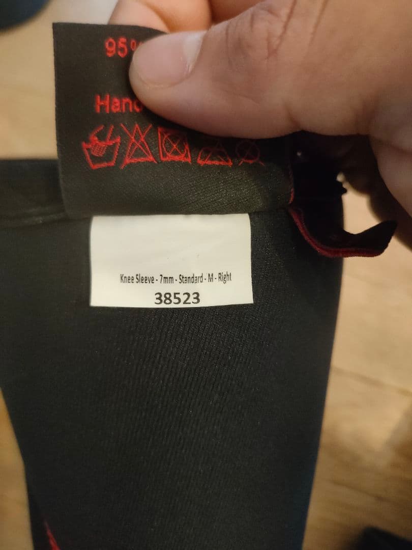 SBD ニースリーブ 黒/赤　Mサイズ 旧型