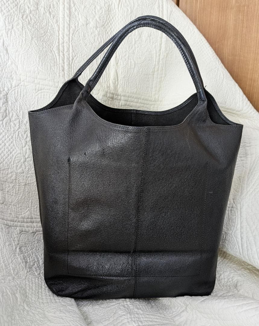 ヨーガンレール☆現行品☆豚革トートバッグ☆黒☆中サイズ☆美品です