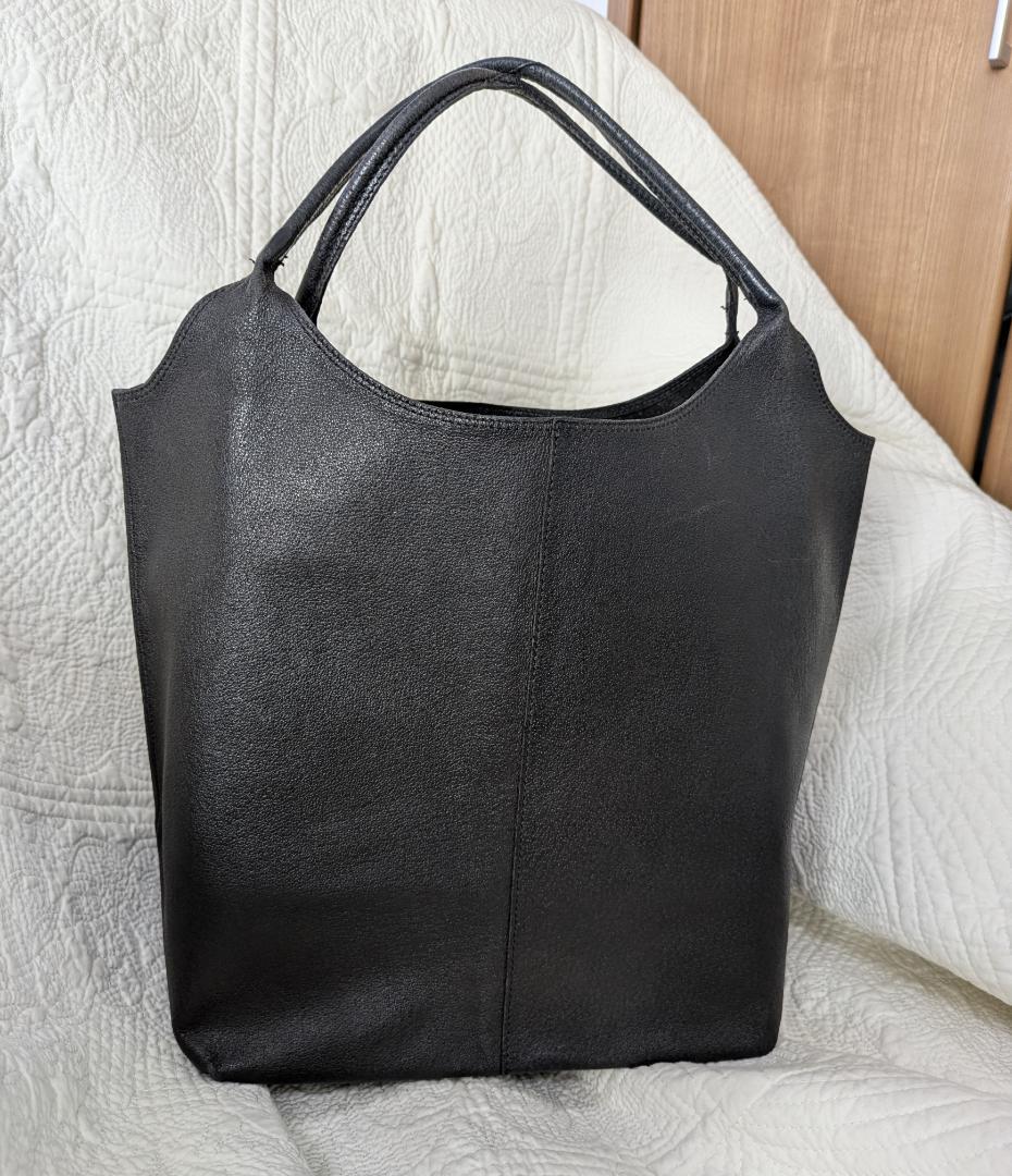 ヨーガンレール☆現行品☆豚革トートバッグ☆黒☆中サイズ☆美品です