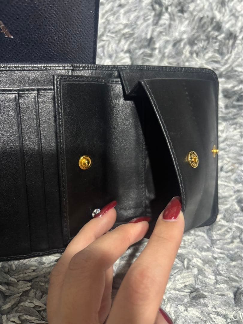 PRADA ブラック 三つ折り財布（ギャランティ付き）