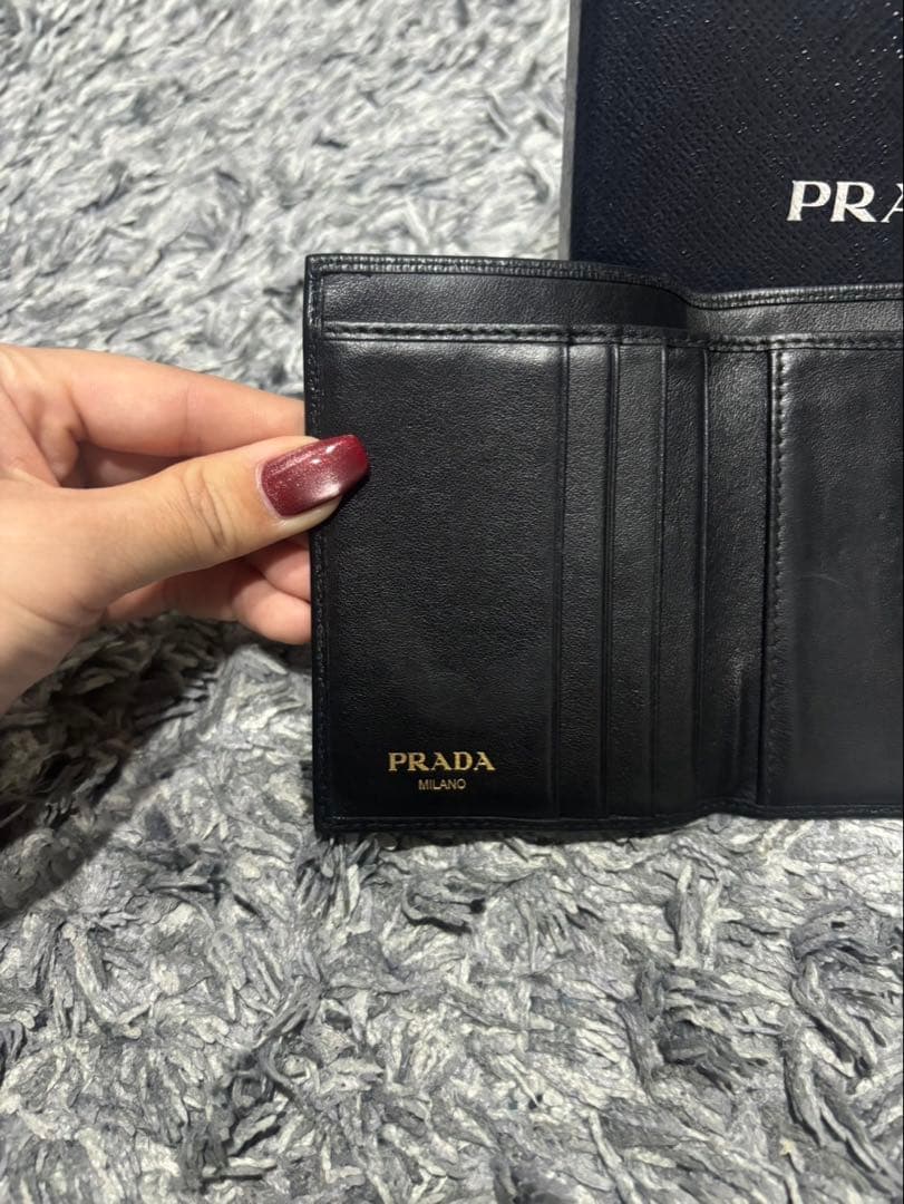 PRADA ブラック 三つ折り財布（ギャランティ付き）
