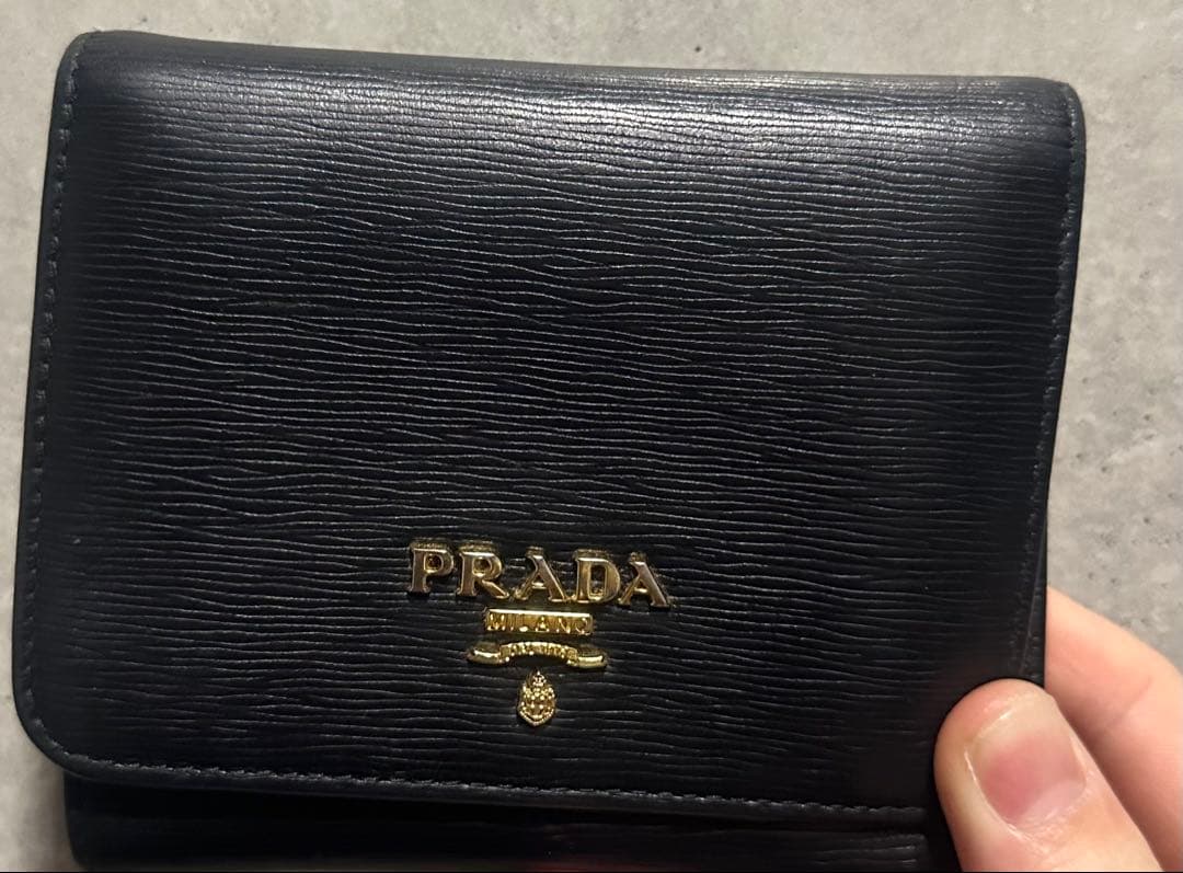 PRADA ブラック 三つ折り財布（ギャランティ付き）