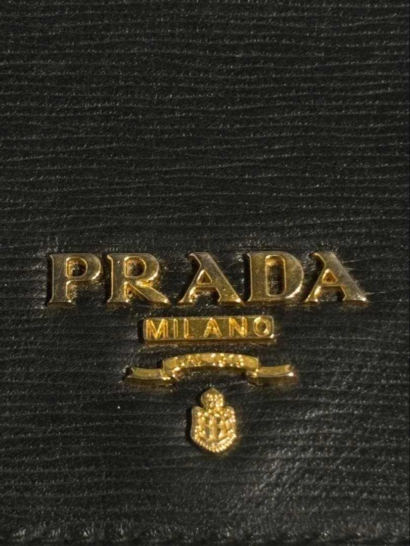 PRADA ブラック 三つ折り財布（ギャランティ付き）