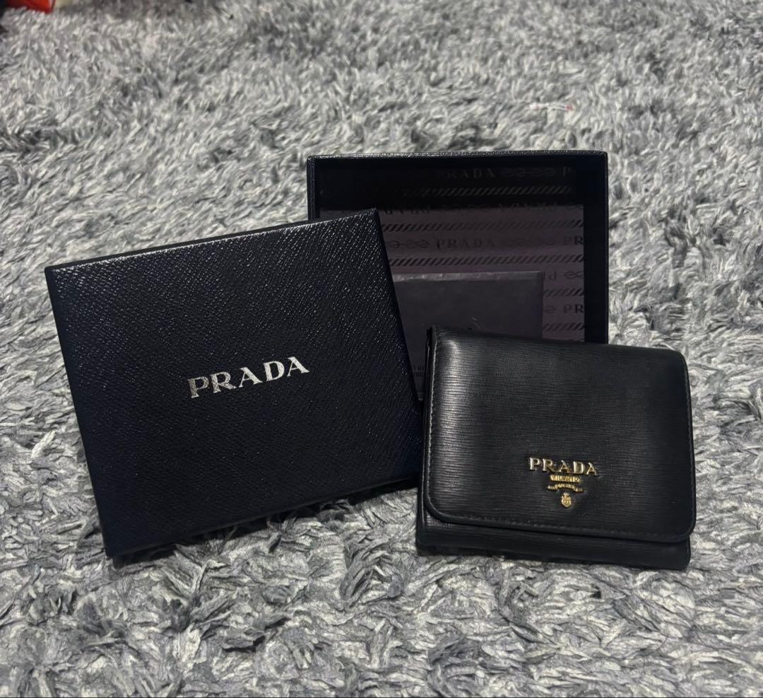 PRADA ブラック 三つ折り財布（ギャランティ付き）