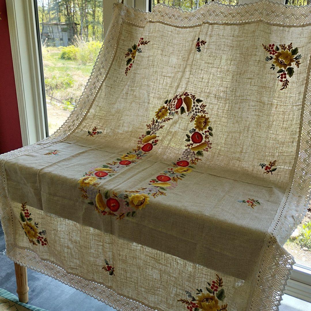 カロチャ　毛糸手刺繍　混紡リネン　テーブルクロス