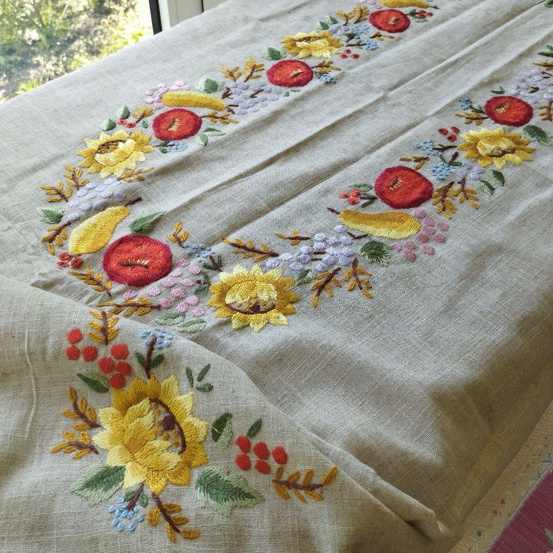 カロチャ　毛糸手刺繍　混紡リネン　テーブルクロス