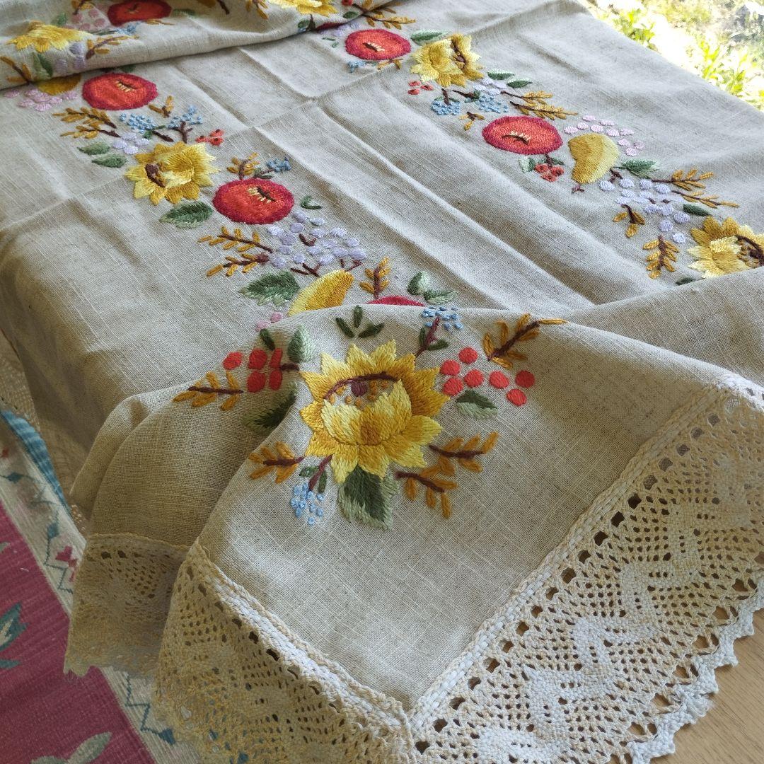 カロチャ　毛糸手刺繍　混紡リネン　テーブルクロス