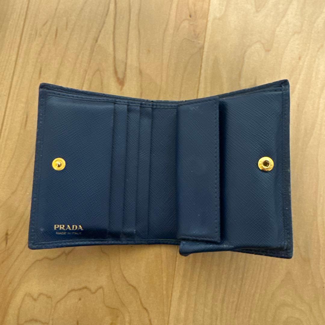 ✨特価✨ プラダ 折り財布 二つ折り 金ロゴ 型押し サフィアーノ ブルー
