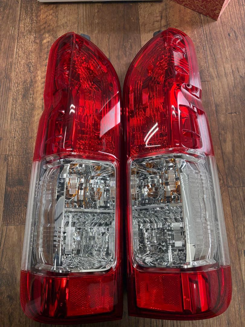 ハイエース 6型 純正テールランプ 左右セット 新車外し スーパーGL