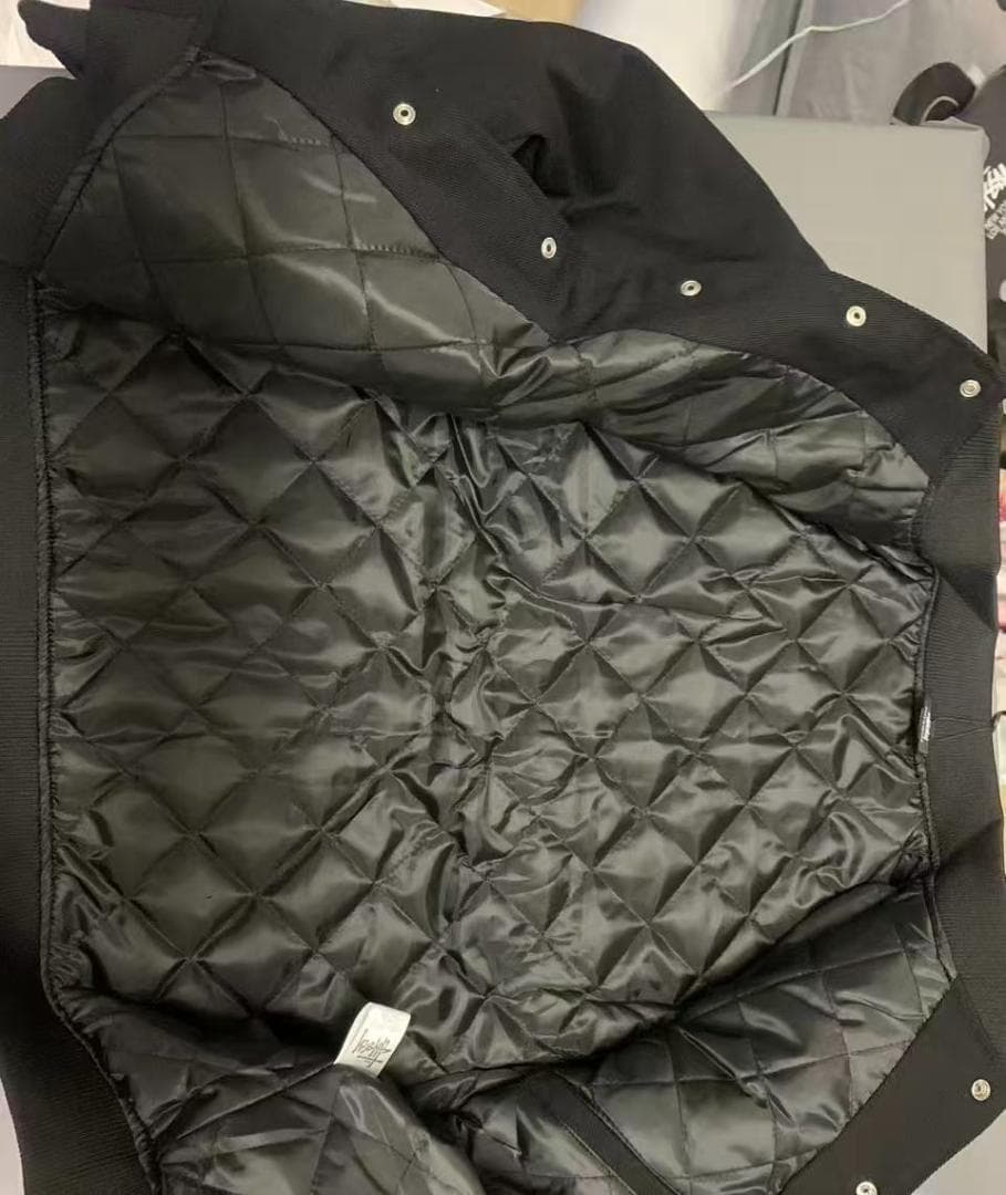 Stussy パッチ付き黒スタジャン