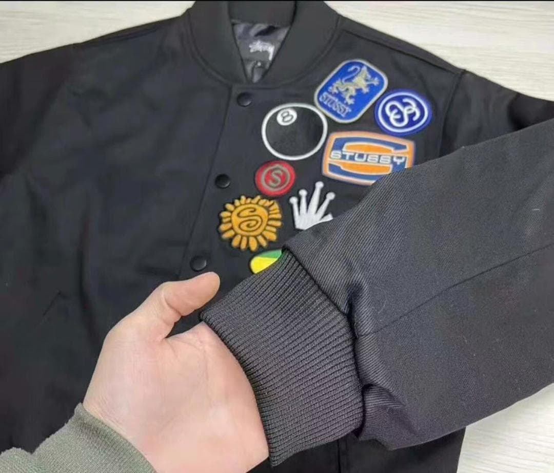 Stussy パッチ付き黒スタジャン