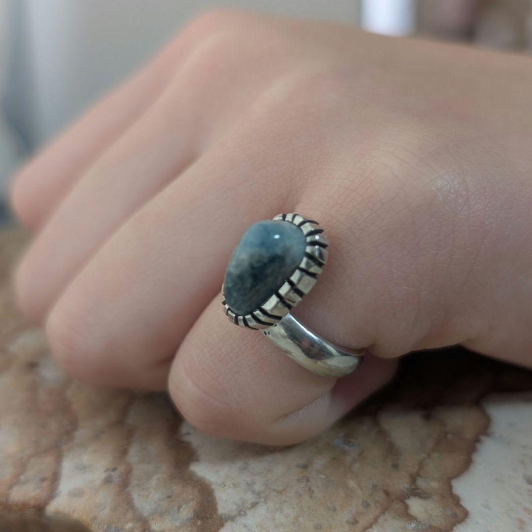 Full-Moon様　ハンドメイドの糸魚川翡翠リング　入りコン沢