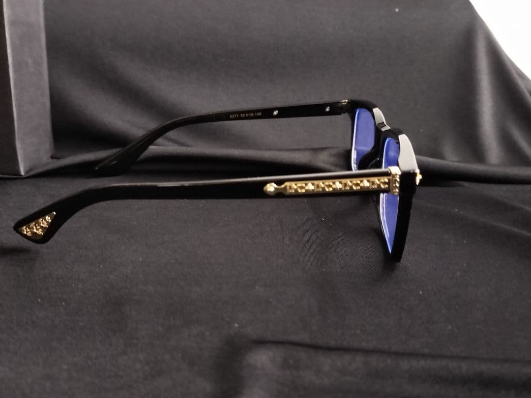 ゴールド装飾付きブラックフレーム　サングラス　伊達メガネ　クロム好きに！