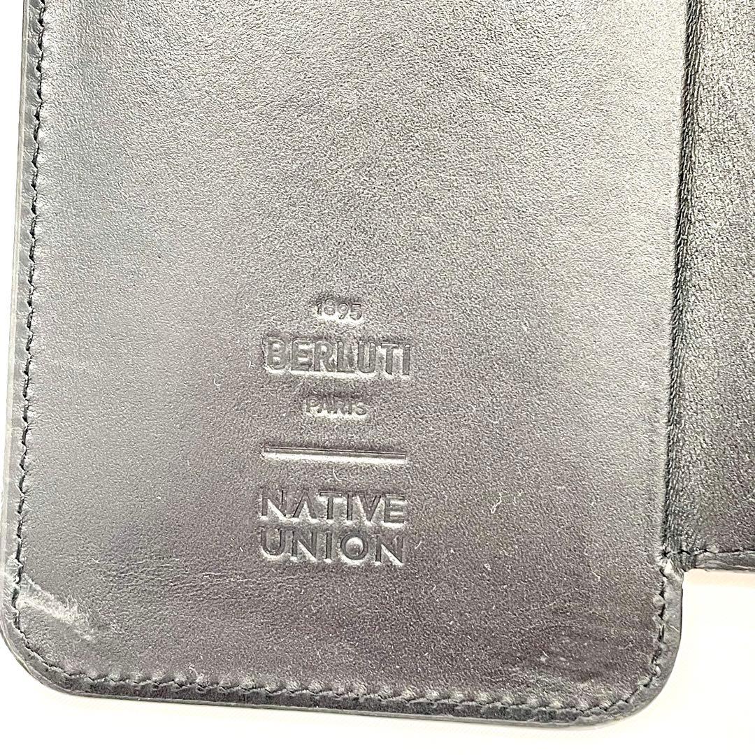 Y2505-189 ベルルッティ iPhoneケース カードポケット付 グレー