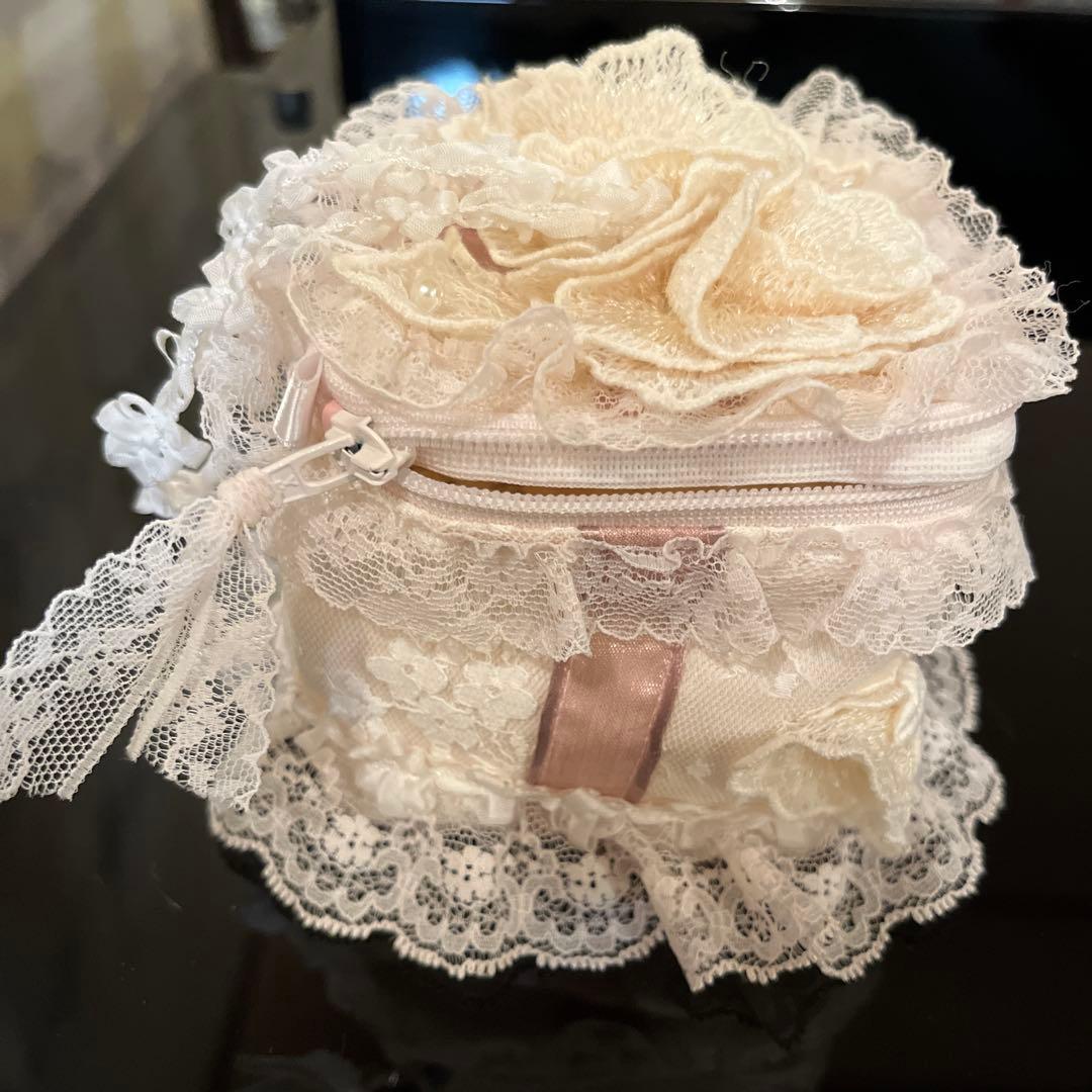 サエラ　ヒスクローネ　スクエア型ポーチ