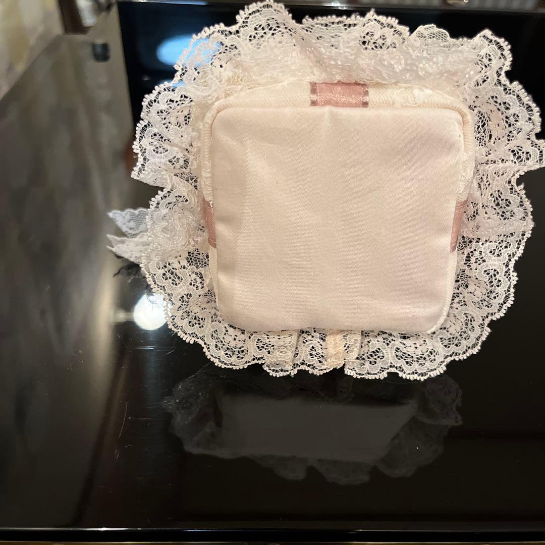 サエラ　ヒスクローネ　スクエア型ポーチ