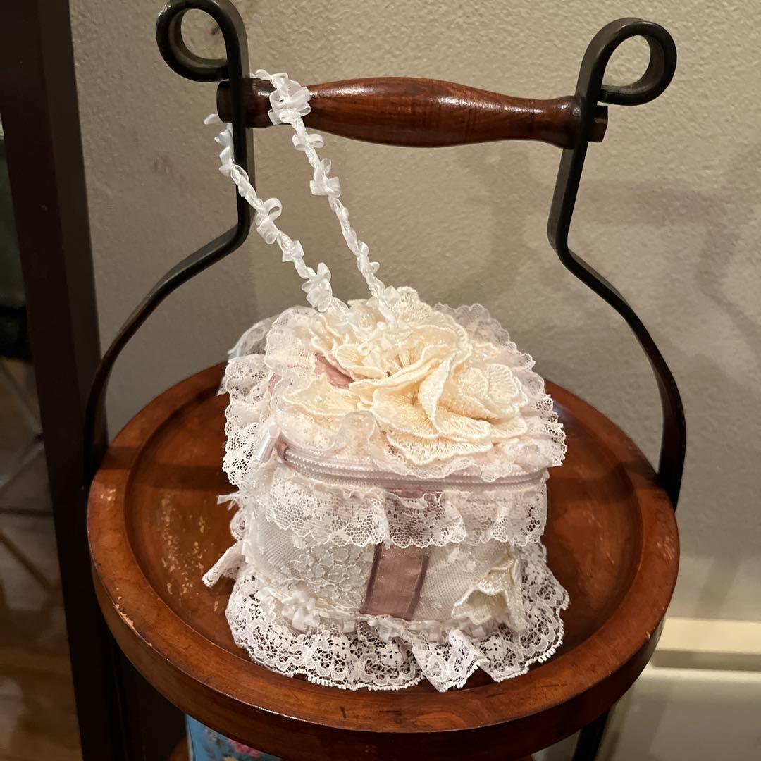 サエラ　ヒスクローネ　スクエア型ポーチ