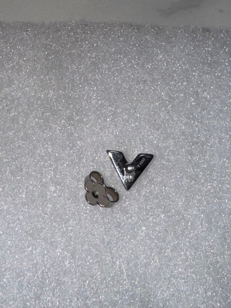 【LOUIS VUITTON】エセンシャルV（片耳）シルバー 箱&巾着付き