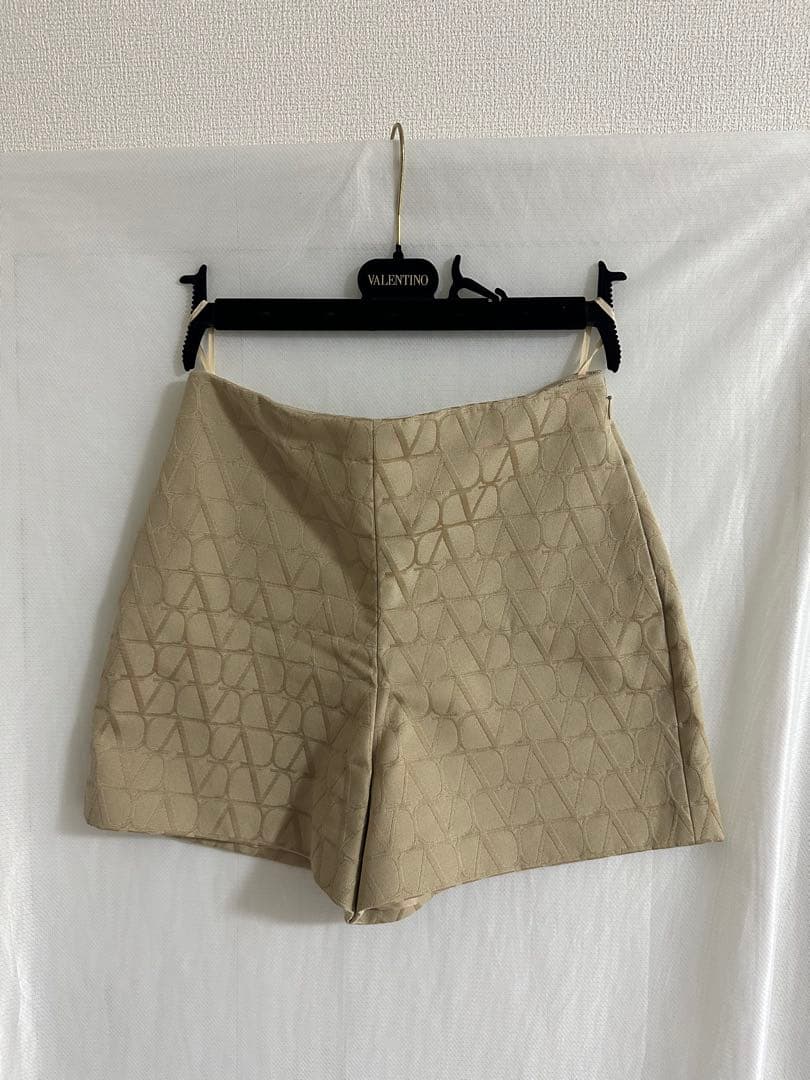【大幅値下げ中】VALENTINO ベージュ ショートパンツ
