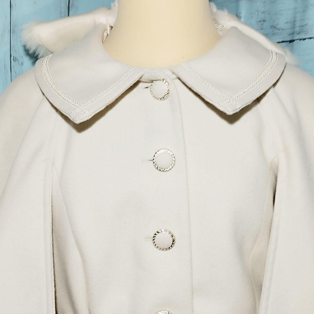 axes femme ファー襟付き ケープコート ベルト付き オフホワイト