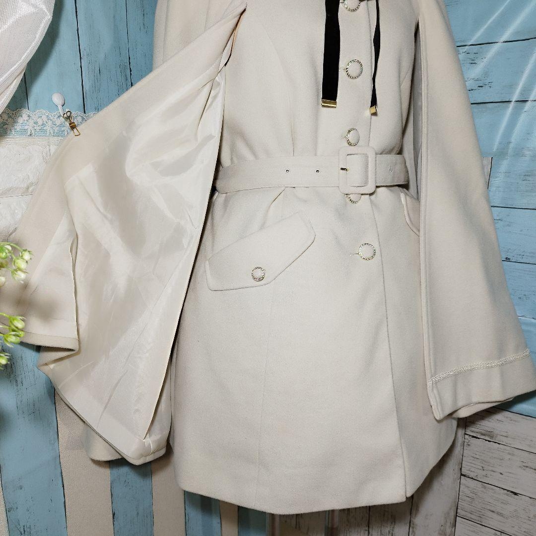 axes femme ファー襟付き ケープコート ベルト付き オフホワイト