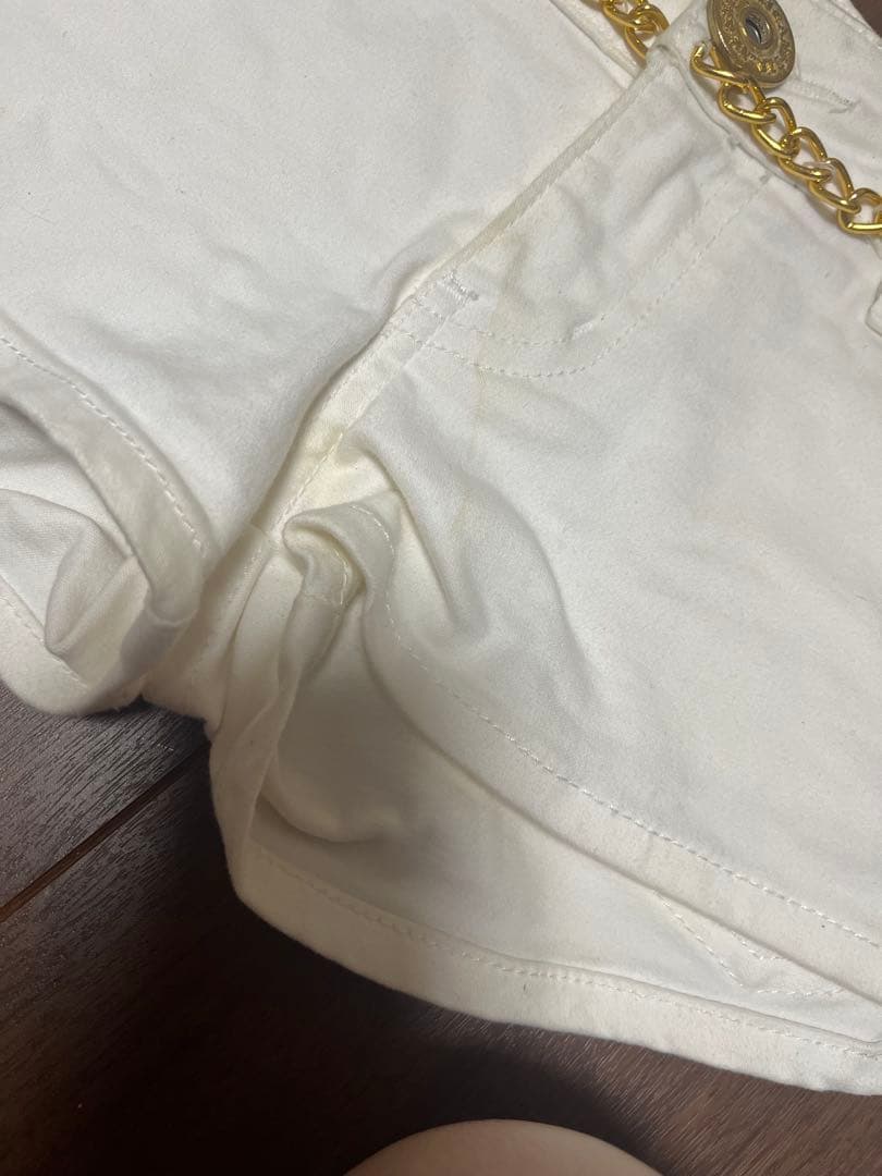 d.i.a. ショートパンツ ホワイト ゴールドチェーン装飾