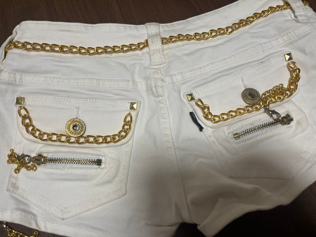 d.i.a. ショートパンツ ホワイト ゴールドチェーン装飾