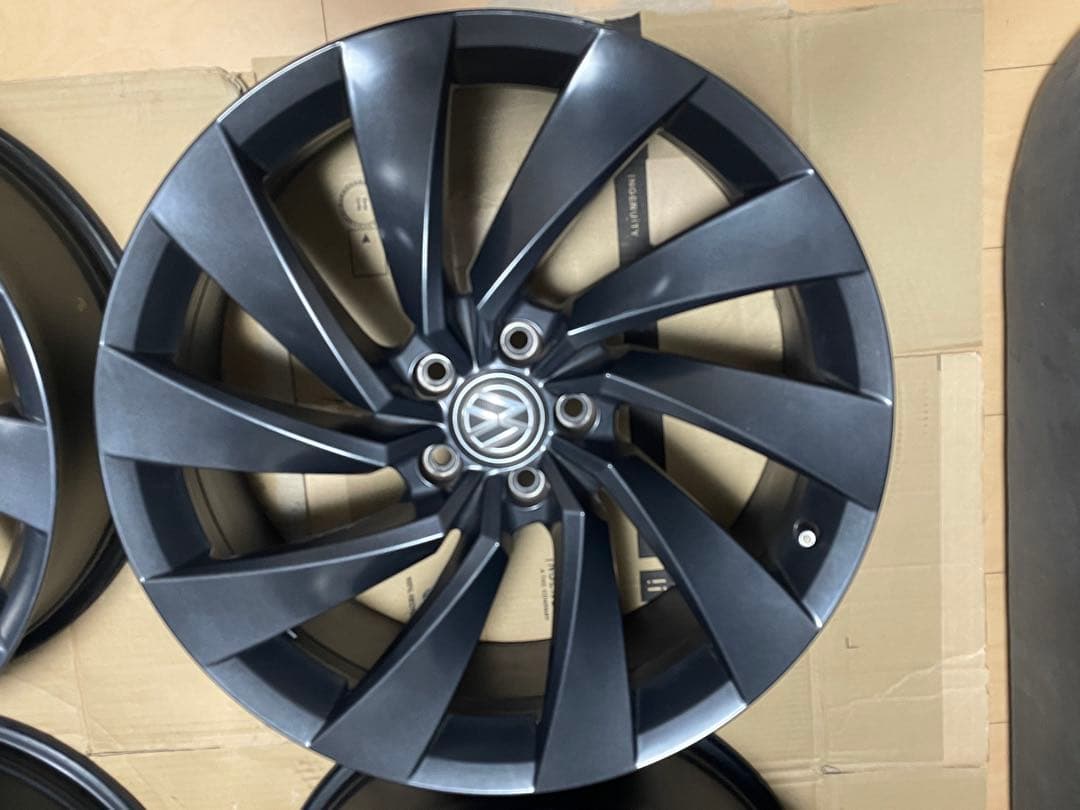 フォルクスワーゲン　アルテオンR-Line 　20インチ純正ホイール