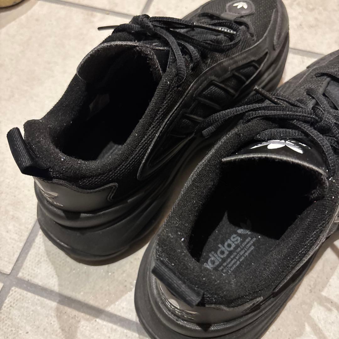 adidas ozgaia スニーカー