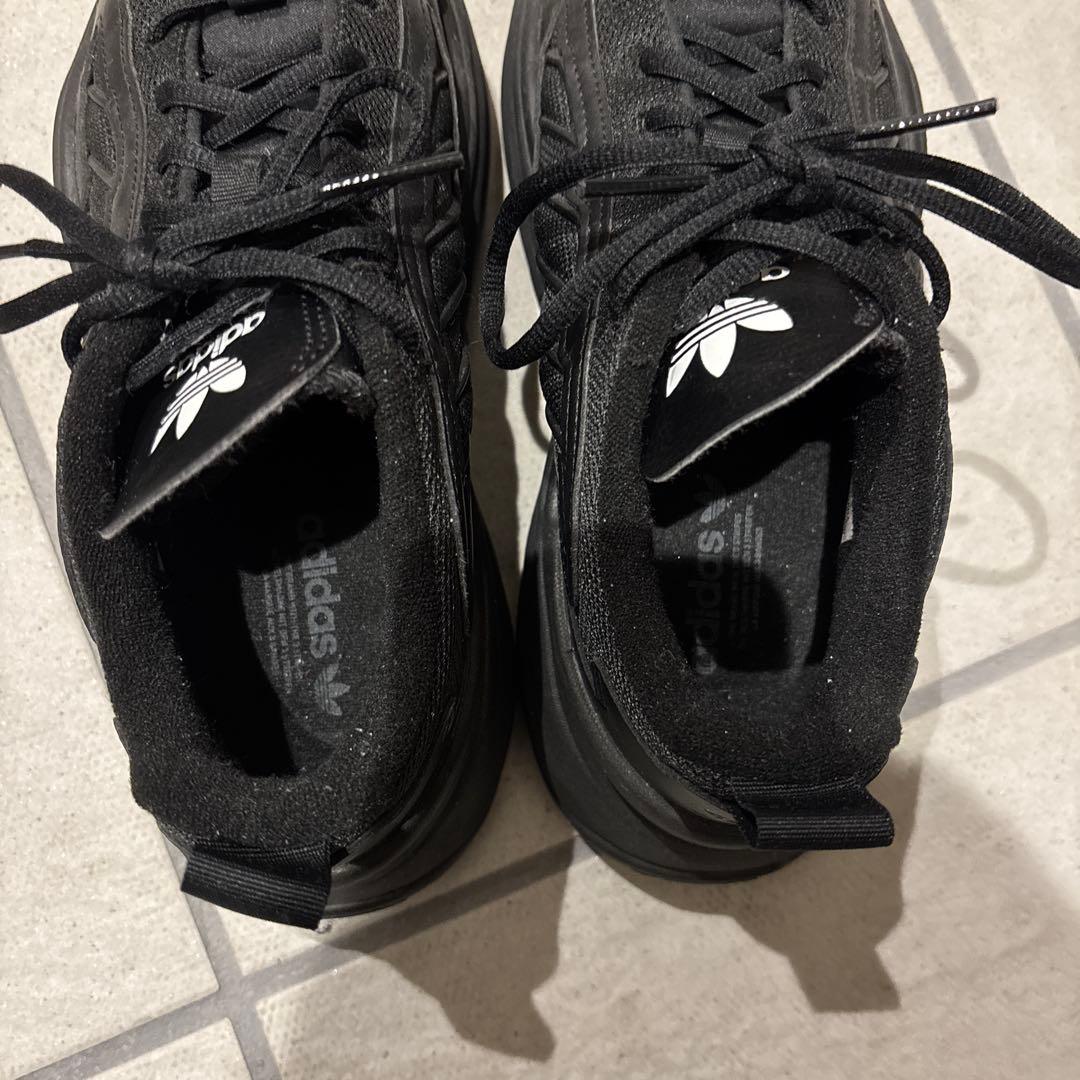 adidas ozgaia スニーカー