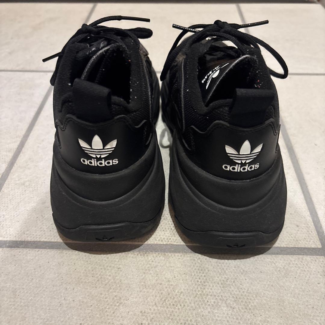 adidas ozgaia スニーカー