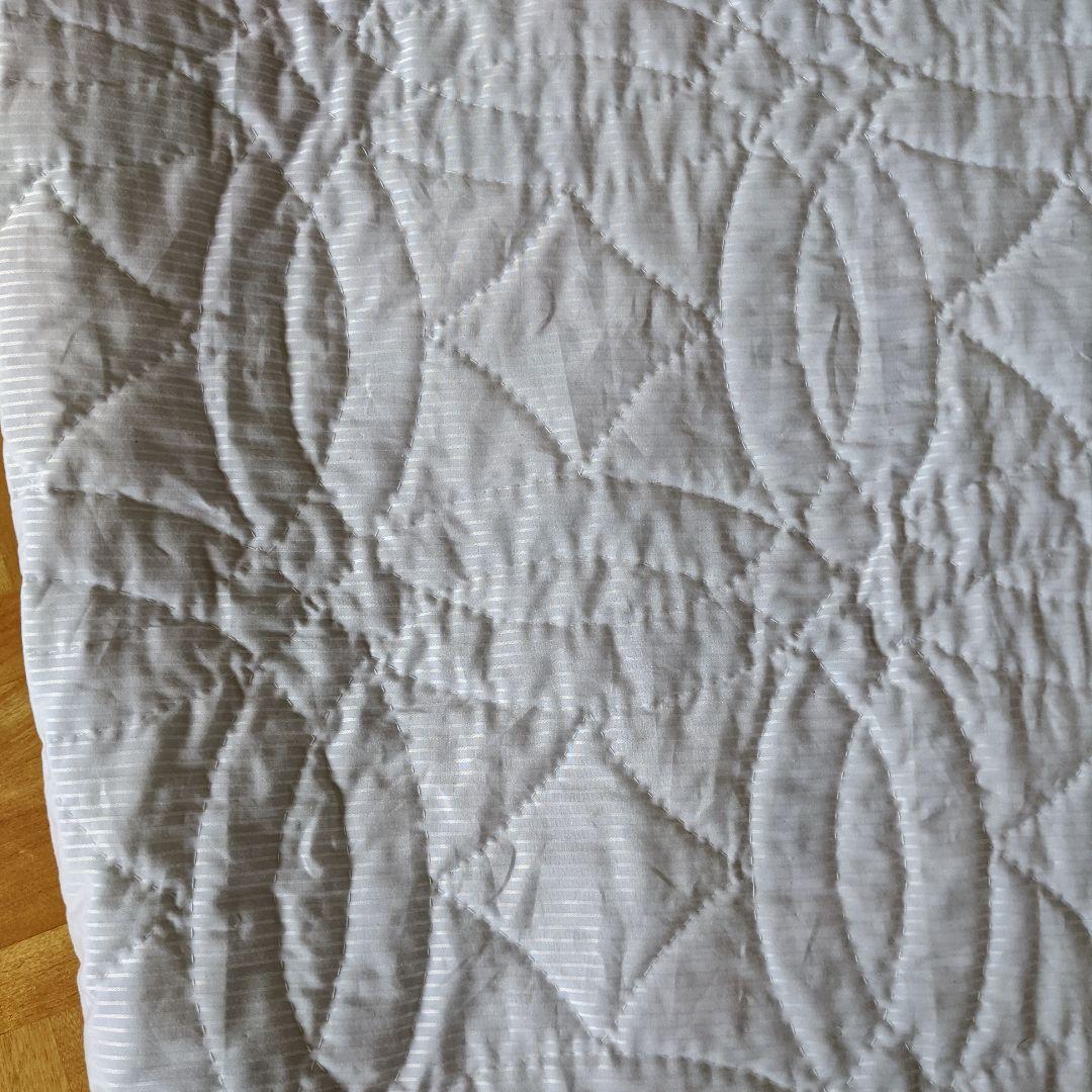 パッチワーク　ベッドカバーとマット