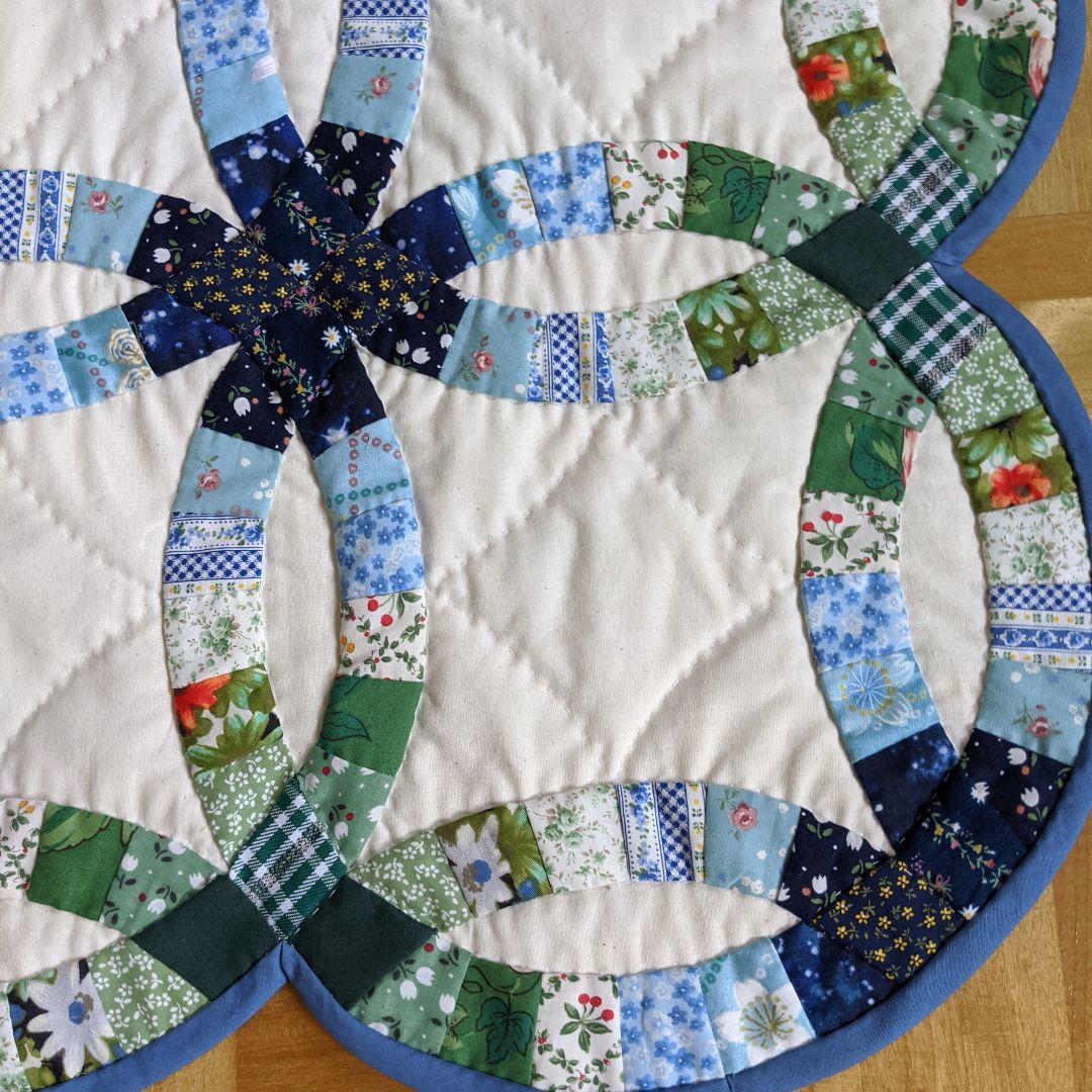 パッチワーク　ベッドカバーとマット