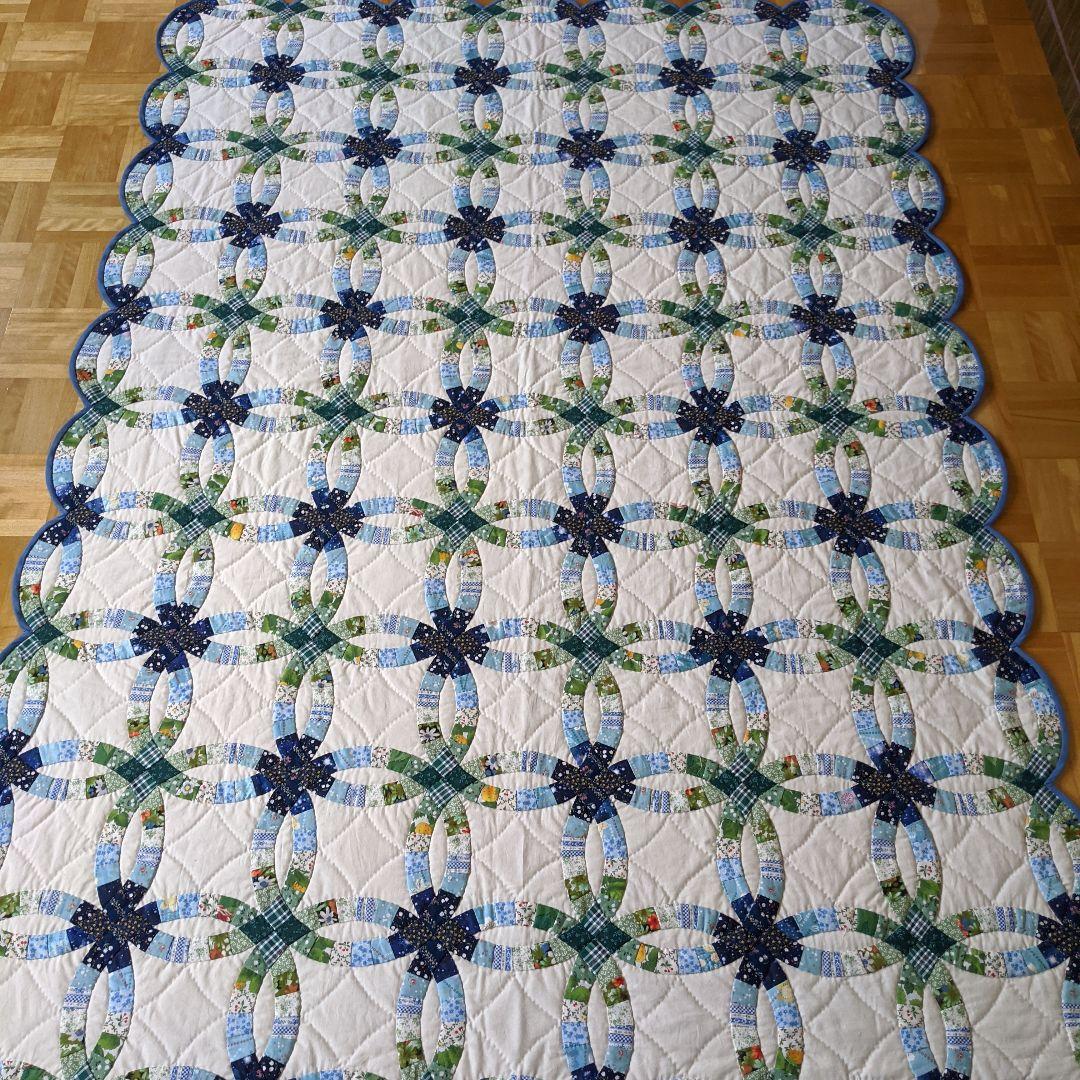 パッチワーク　ベッドカバーとマット