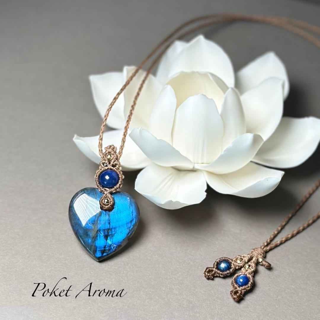 『心翼』ラブラドライトとカイヤナイトのマクラメペンダントネックレス