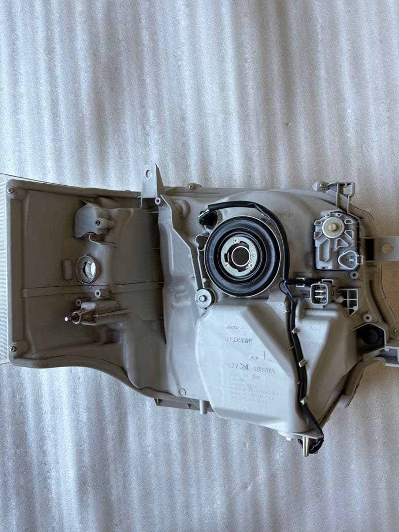 トヨタ　TRH200ハイエース　LED 左ヘッドライト