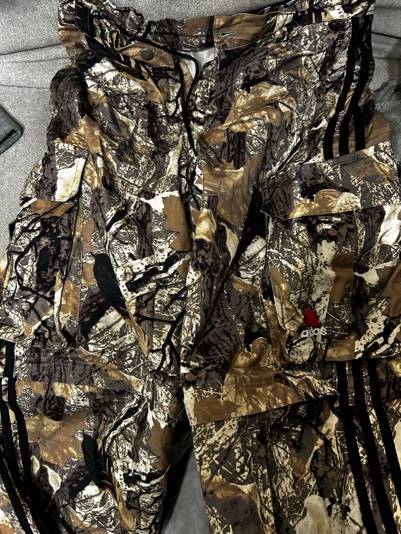 adidas カモフラージュ カーゴパンツ